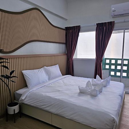 Lub Nai Hostel Patong Exteriör bild