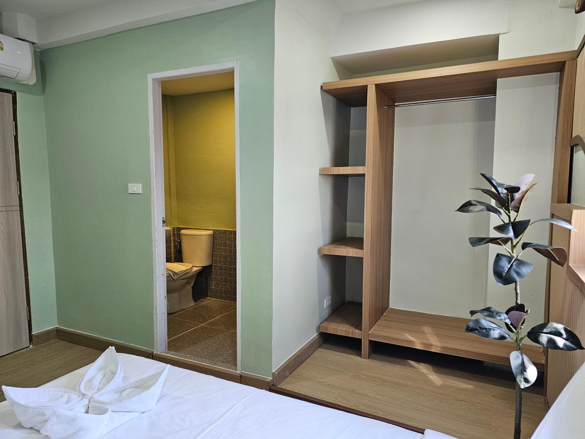 Lub Nai Hostel Patong Rum bild