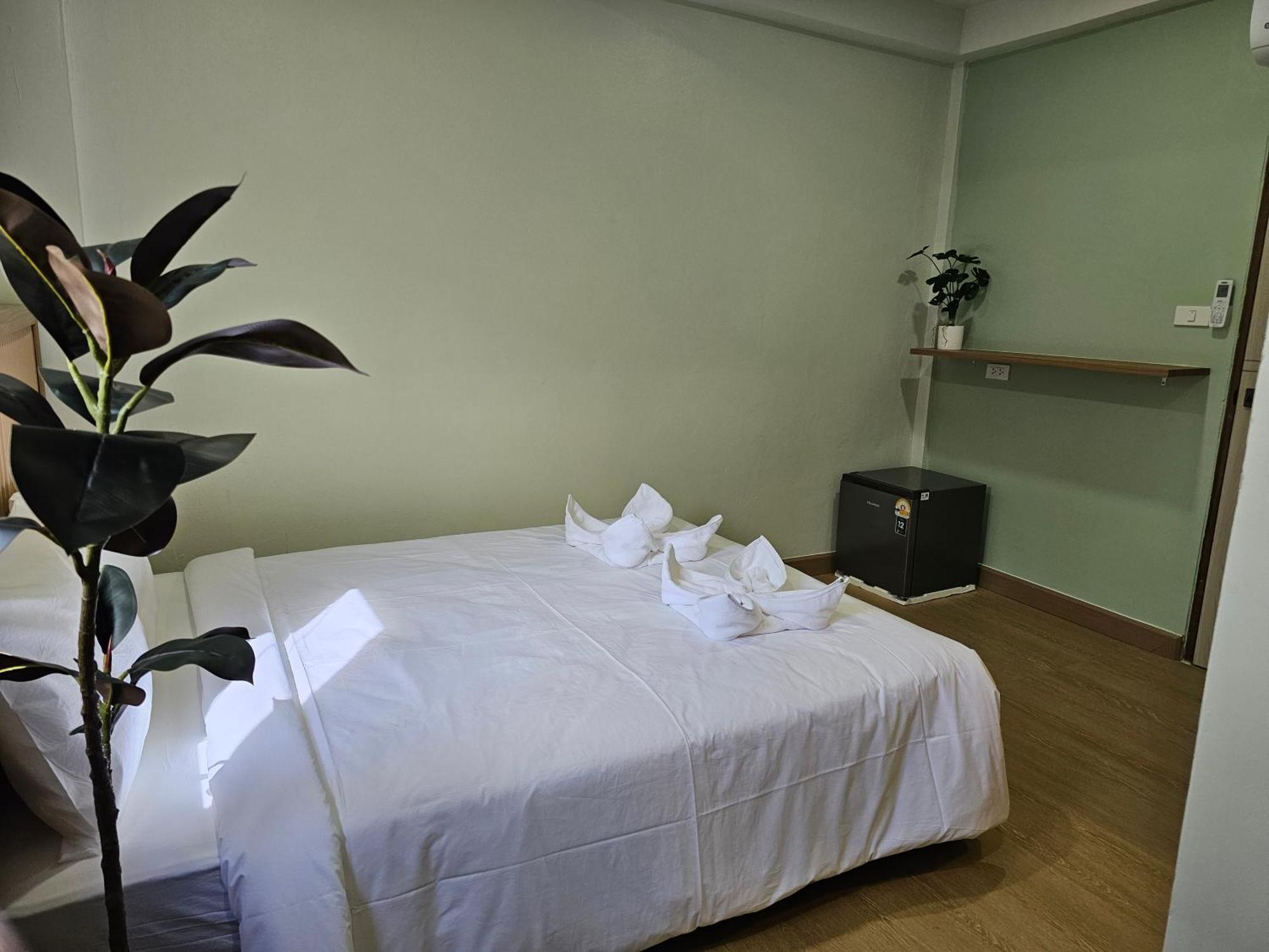 Lub Nai Hostel Patong Rum bild