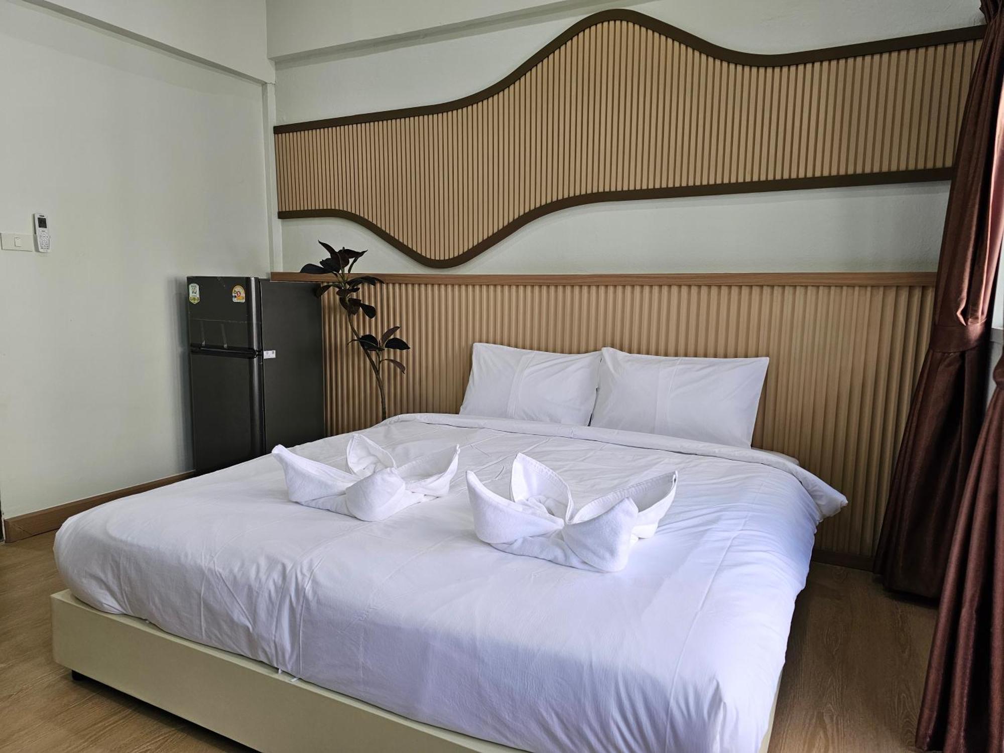 Lub Nai Hostel Patong Exteriör bild