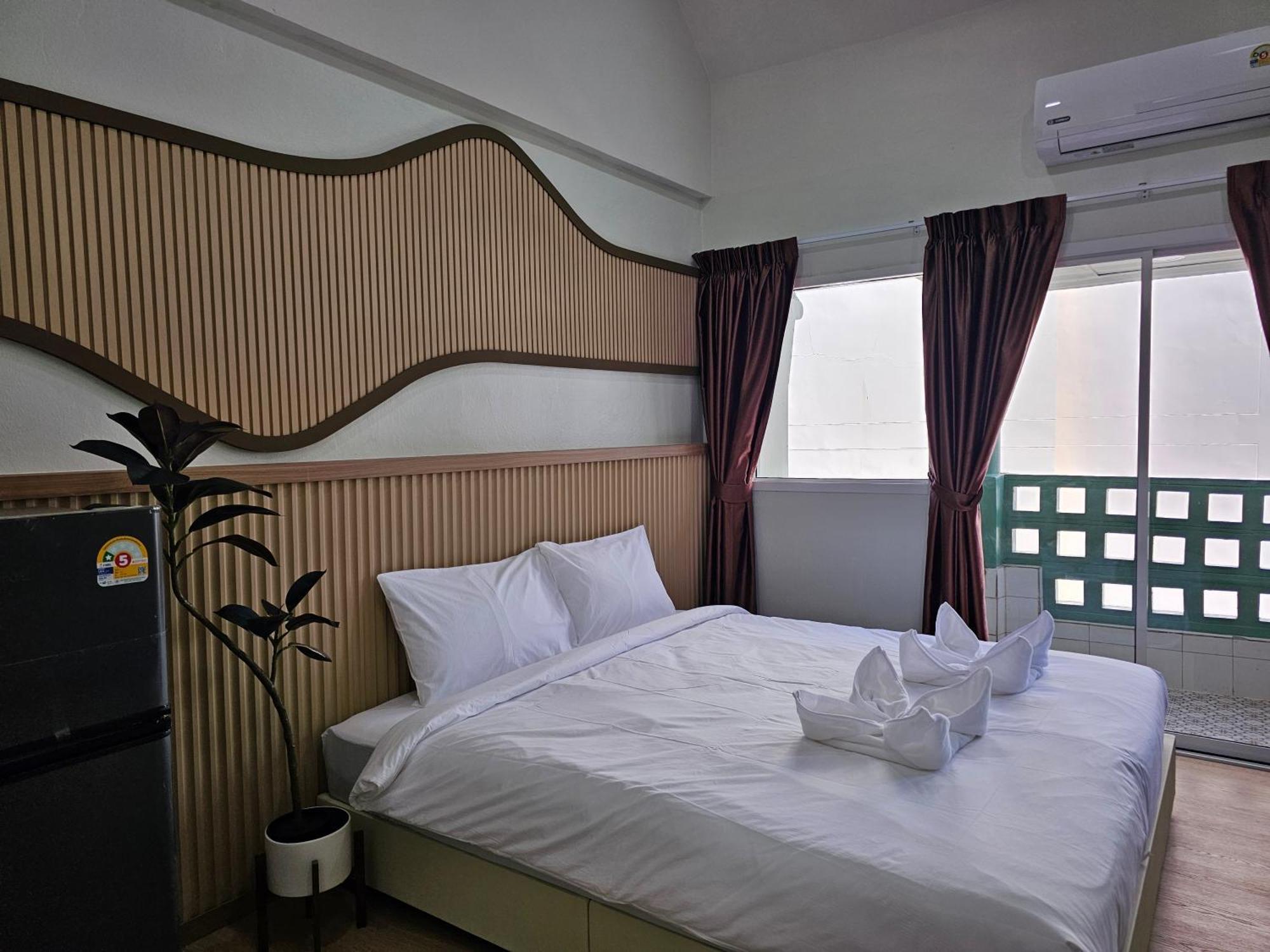 Lub Nai Hostel Patong Rum bild