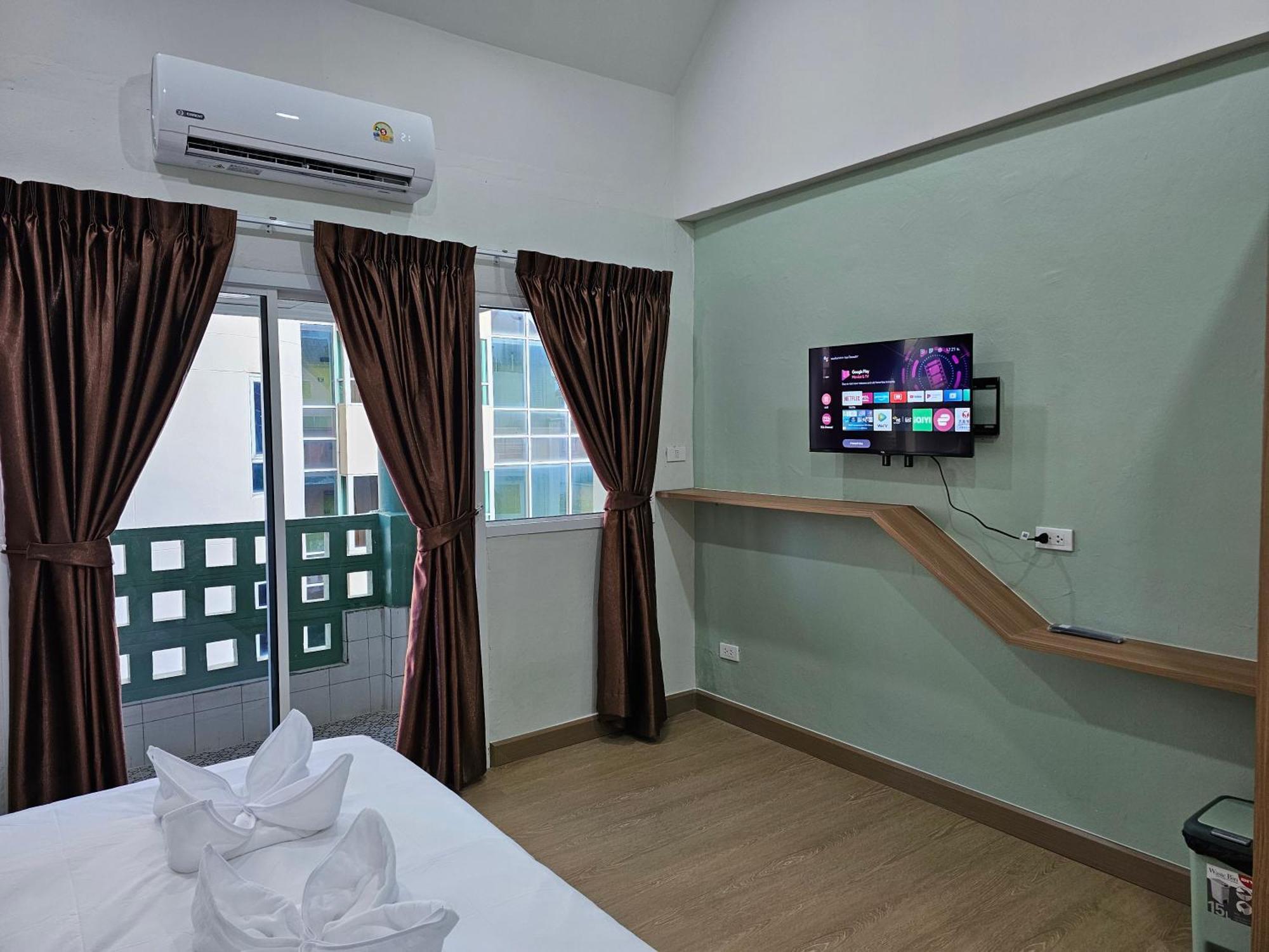 Lub Nai Hostel Patong Exteriör bild