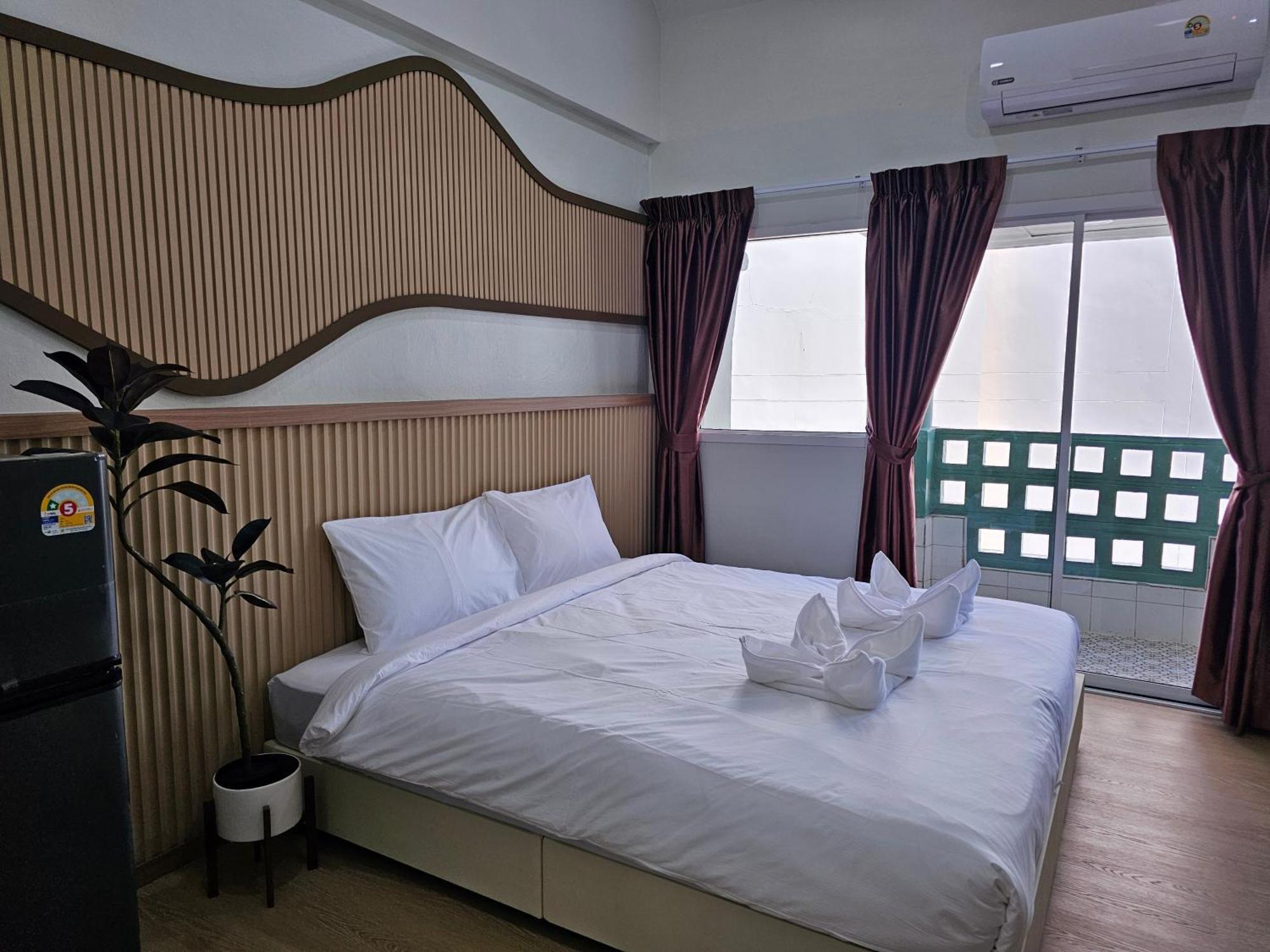 Lub Nai Hostel Patong Exteriör bild