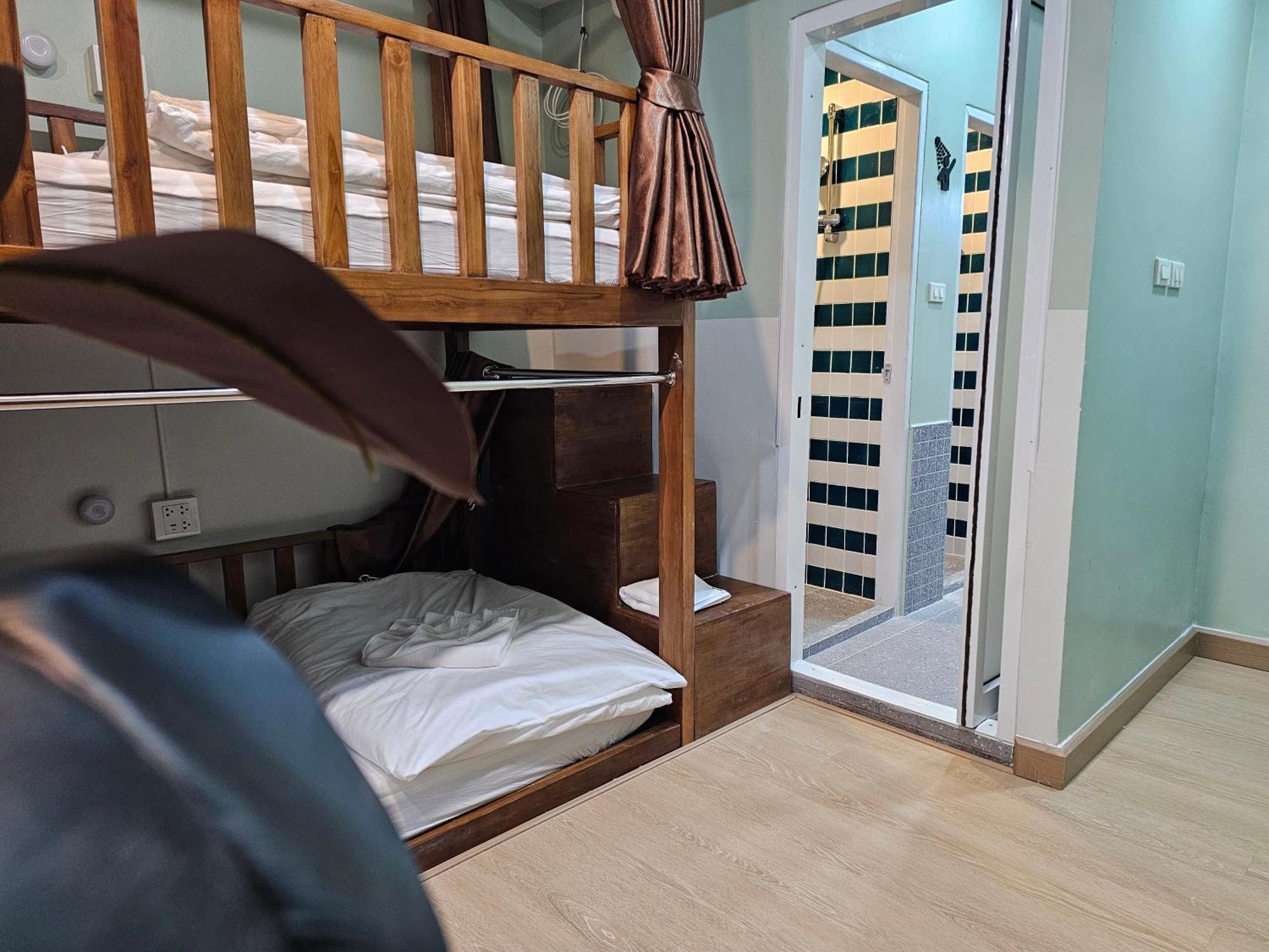 Lub Nai Hostel Patong Rum bild