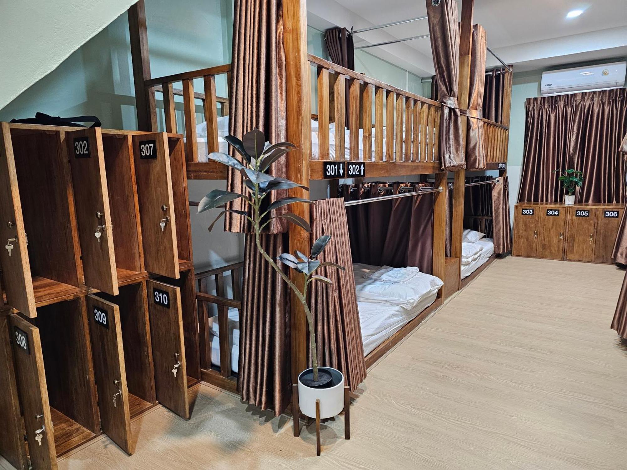 Lub Nai Hostel Patong Rum bild