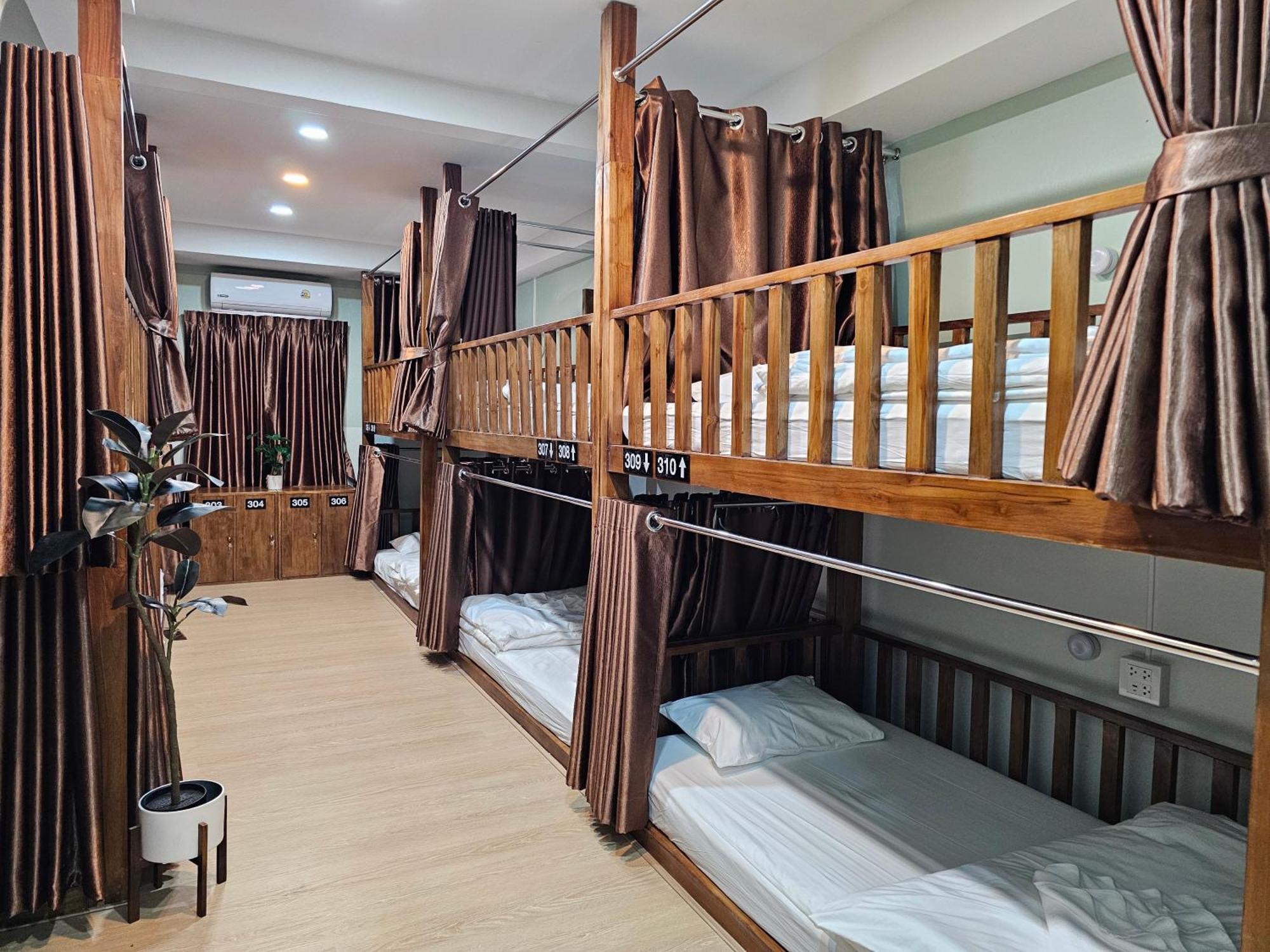 Lub Nai Hostel Patong Rum bild
