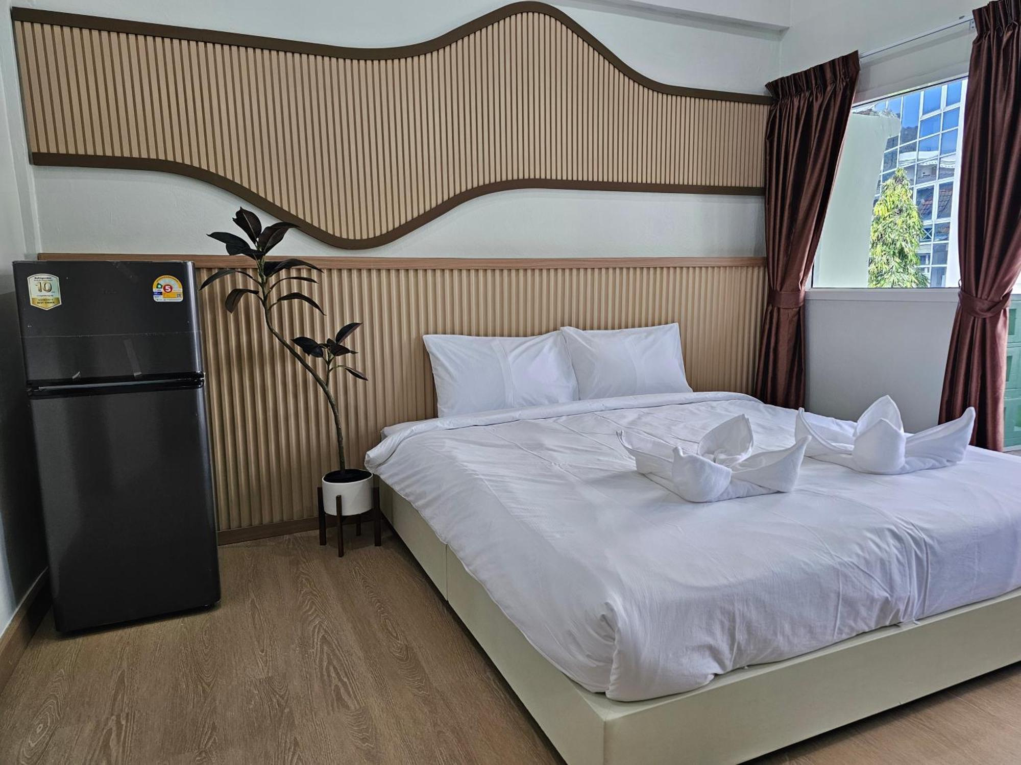 Lub Nai Hostel Patong Exteriör bild