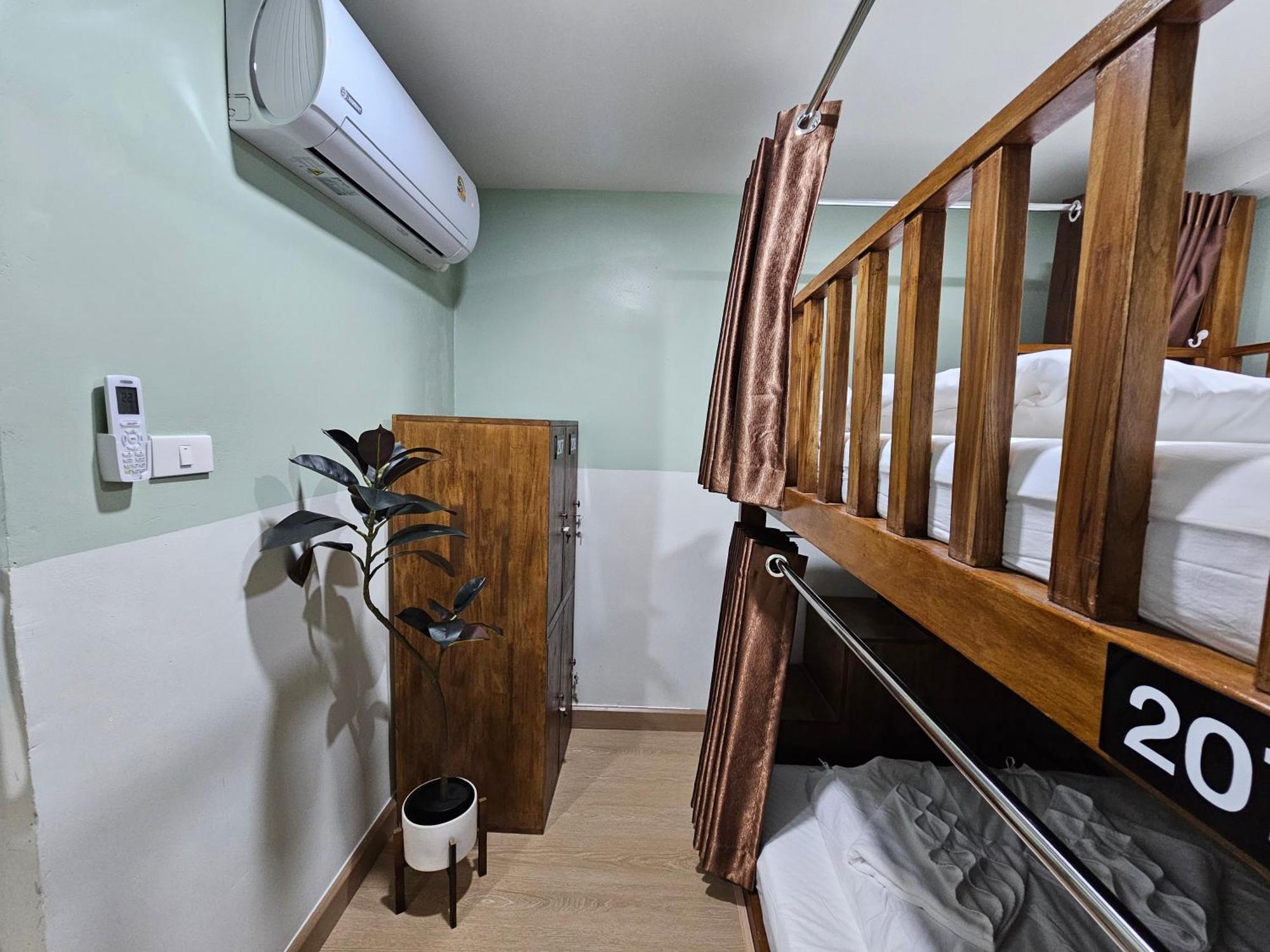 Lub Nai Hostel Patong Exteriör bild