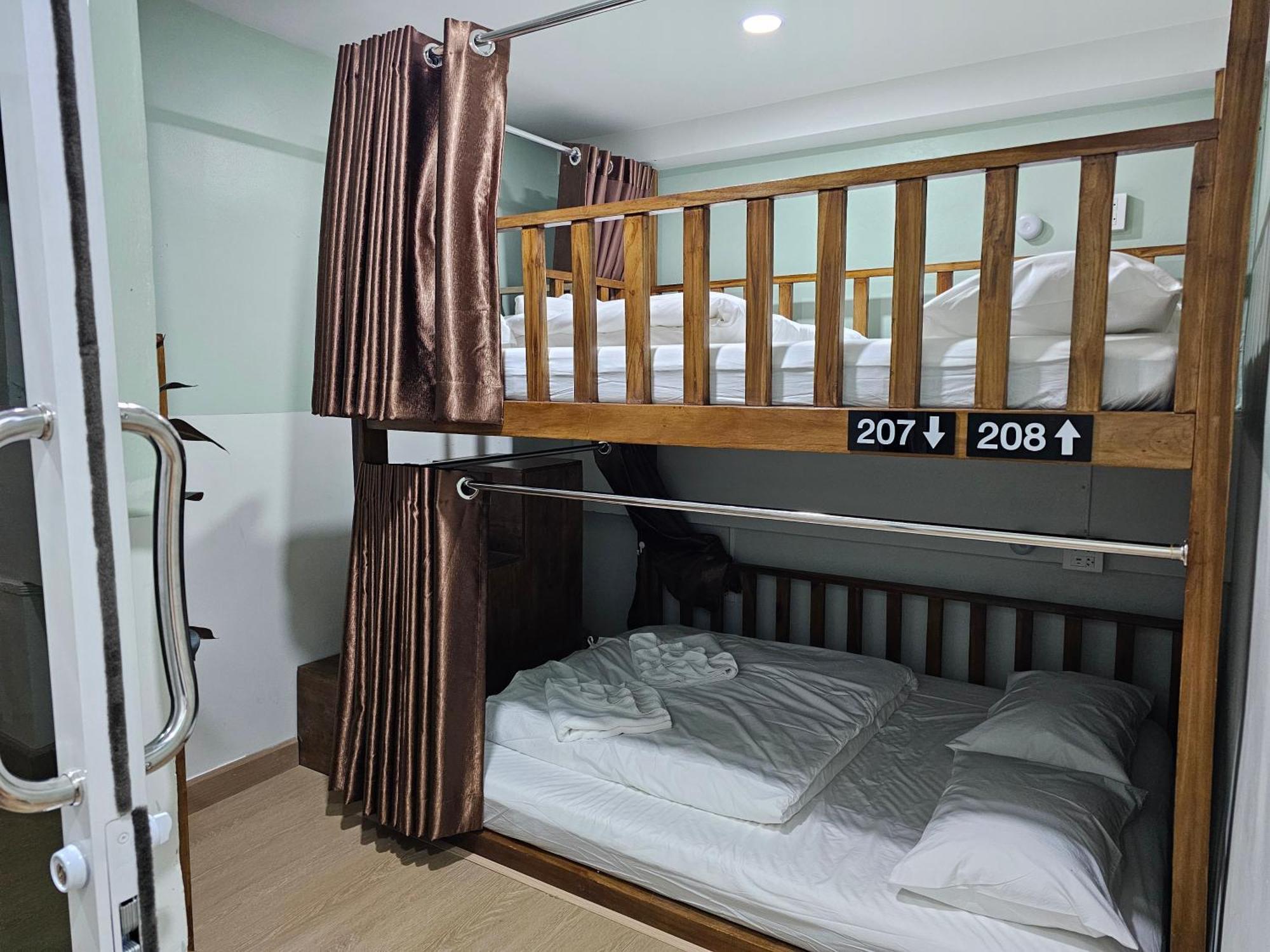 Lub Nai Hostel Patong Exteriör bild