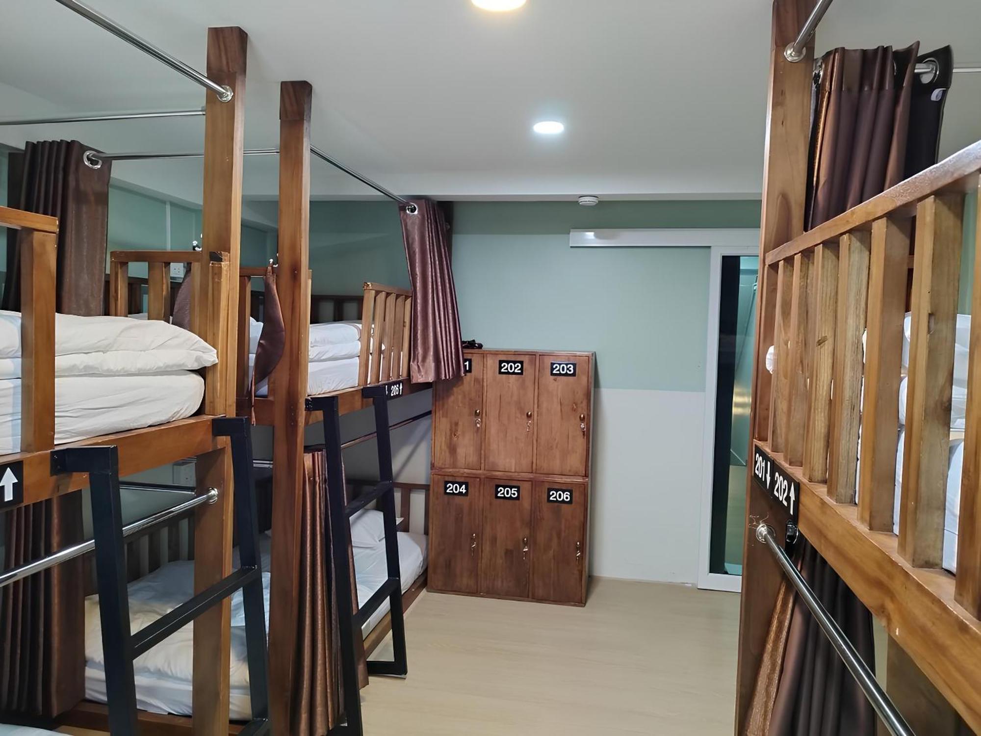 Lub Nai Hostel Patong Exteriör bild