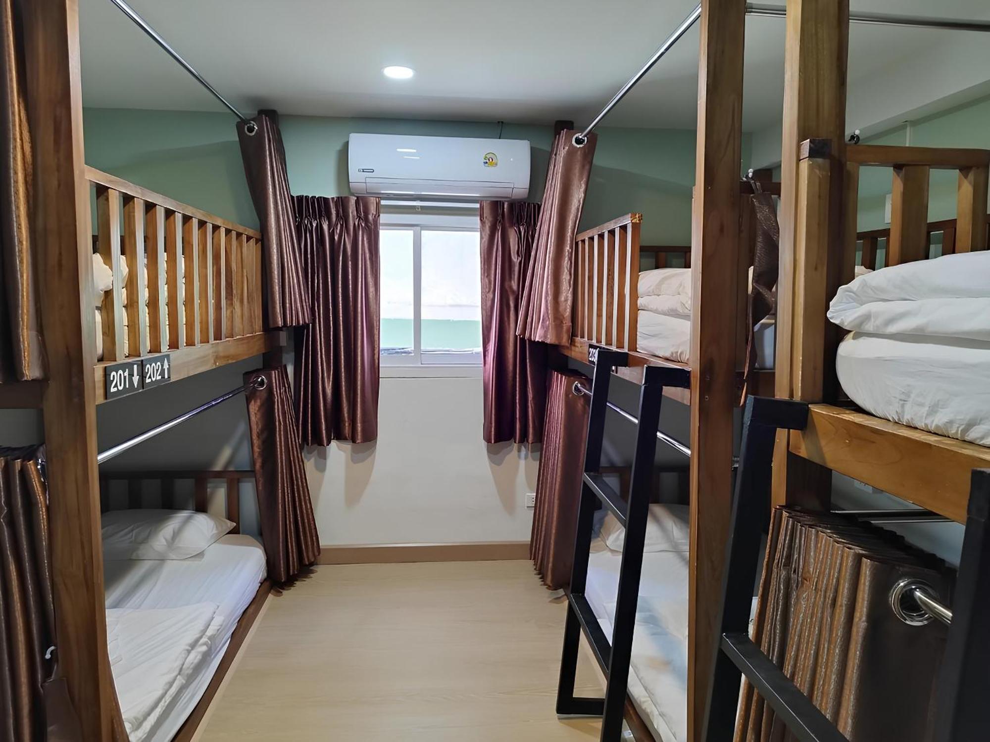 Lub Nai Hostel Patong Exteriör bild