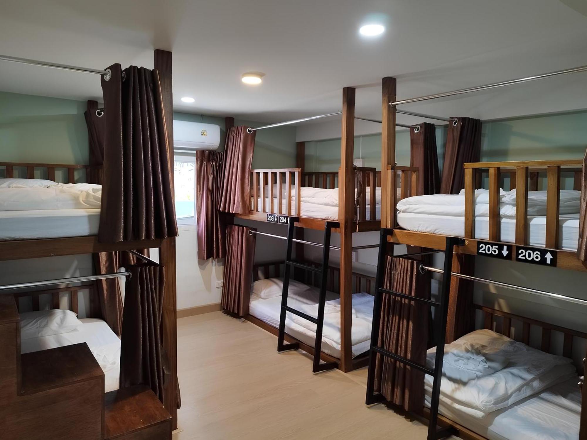 Lub Nai Hostel Patong Exteriör bild